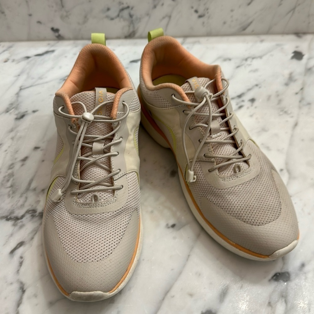 Vionic Olessa tennis shoe size 9 or 41 comfort excellent clean condition